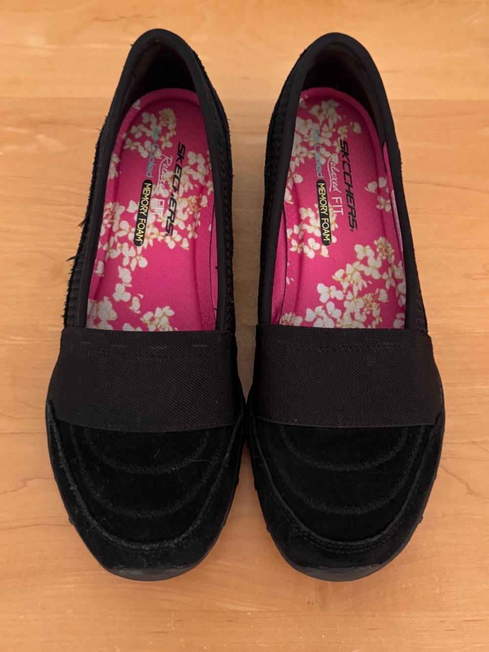 Skechers Womans Black Suede relaxed Fit Loafer Sz 9